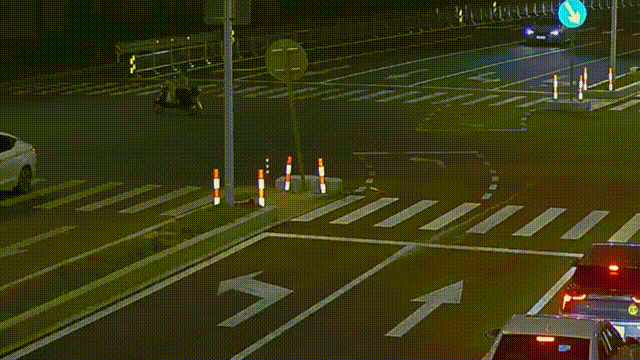 实线|惊险!上海一车辆转弯时突然侧翻 救人者实线变道被曝