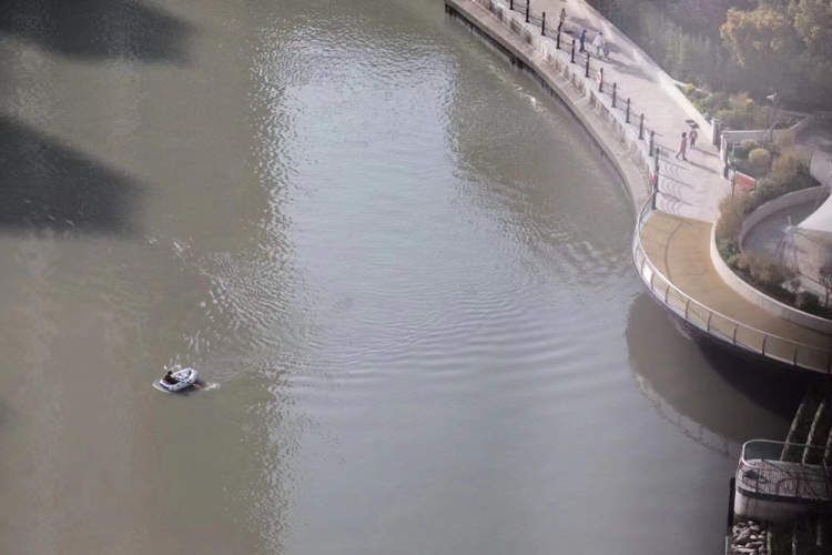 橡皮艇|男子划橡皮艇从浦东横渡到浦西？结果真相了