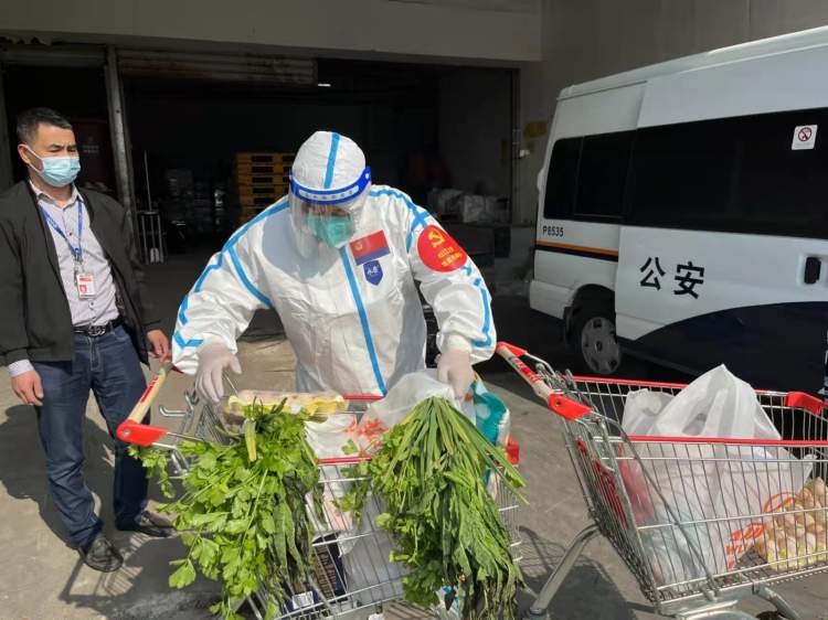 独居老人|日行3万步为独居老人买菜配药 这个大白要点赞