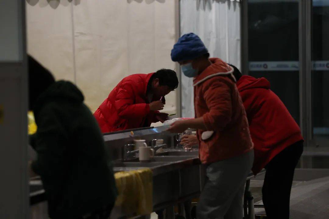方舱|记者感染新冠进舱日记DAY5:摩擦少不了,最害怕黑夜