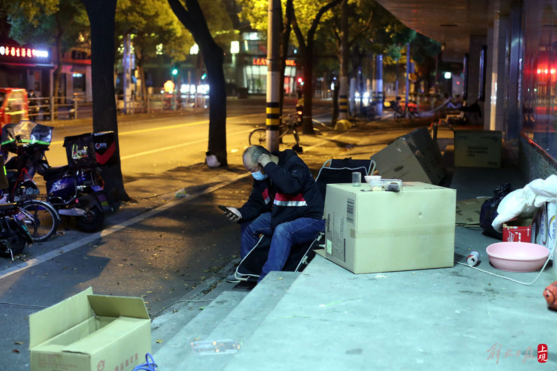 代买|上海跑腿小哥街拍:代买的白菜,送志愿者的床,宠物……