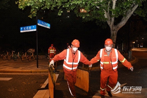 宋园路|上海多区连夜拆除隔离路障 居民:解封不远了
