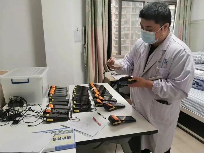 白衣|抗疫一线的这些“白衣伉俪” 心中最柔软的…