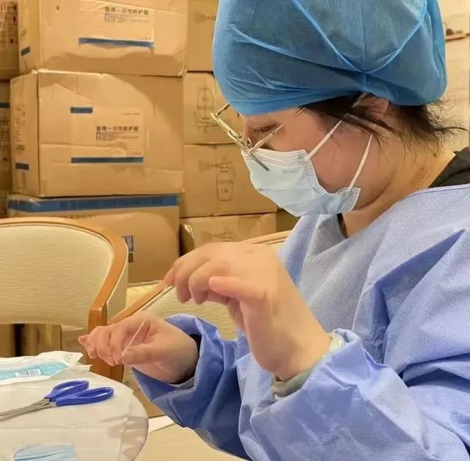 白衣|抗疫一线的这些“白衣伉俪” 心中最柔软的…