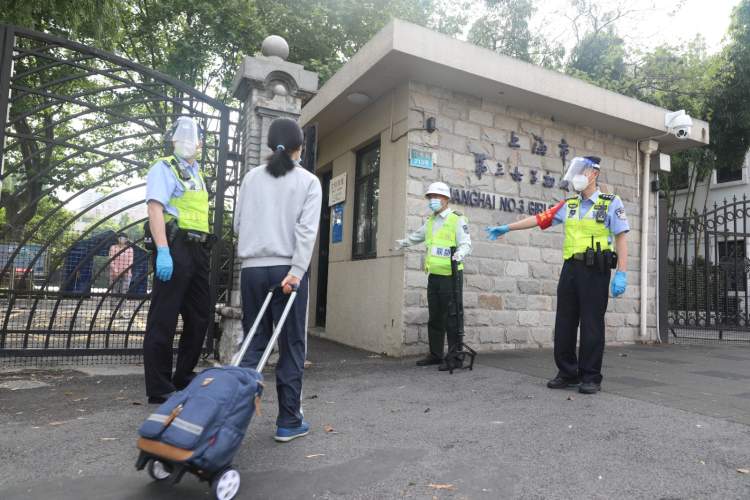 护校|高二高三复学返校 上海5000名警力护校保畅通