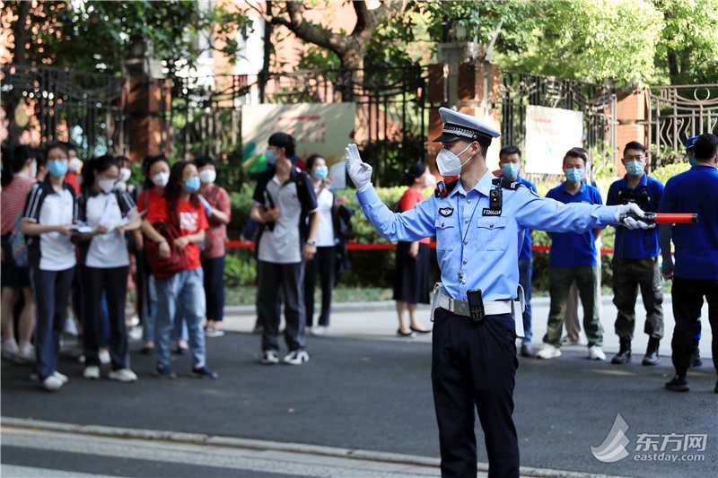 考生|实拍!上海高考首日警力加强!为考生保驾护航