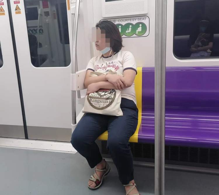 戴好|网曝这位女乘客地铁车厢不戴口罩!乘客纷纷避让