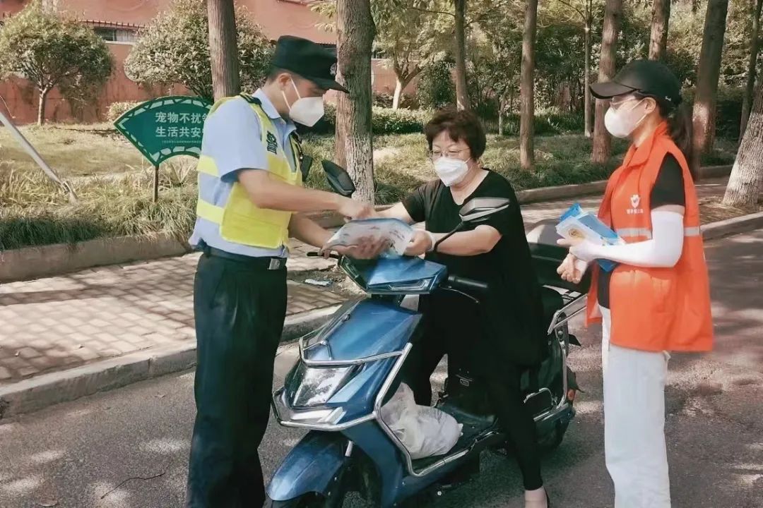 致敬|实拍！那些在上海高温下坚守的美丽身影！