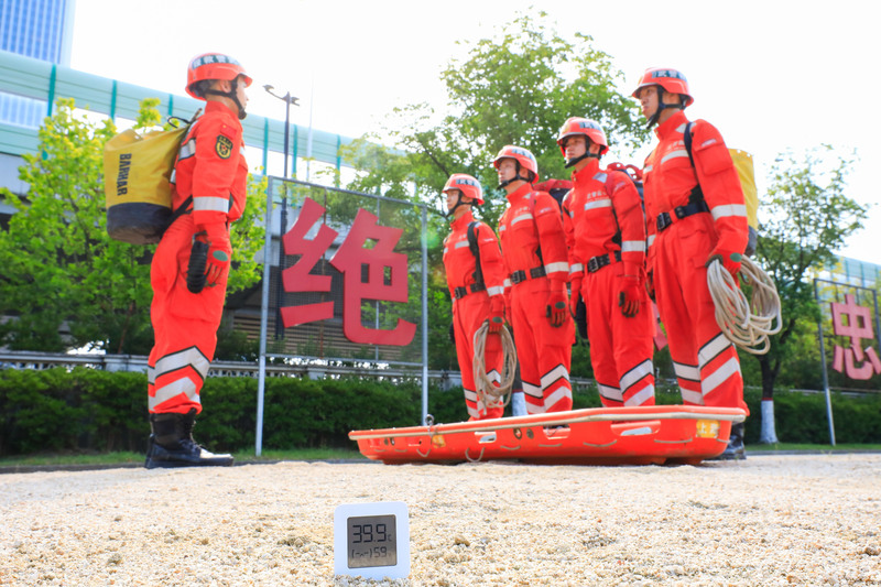 演练|狭小空间救援、竖井救援……40℃高温中,上海武警开展救援演练