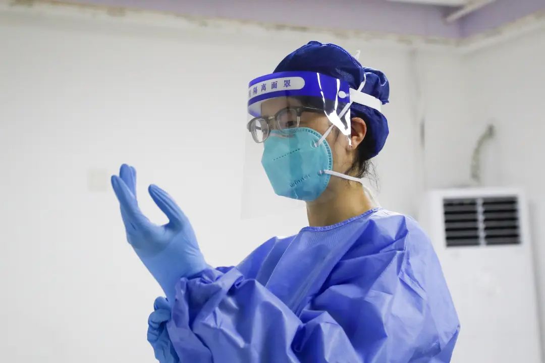 针灸科|实拍!暑气蒸腾烟雾缭绕的诊室里,他们坚守…