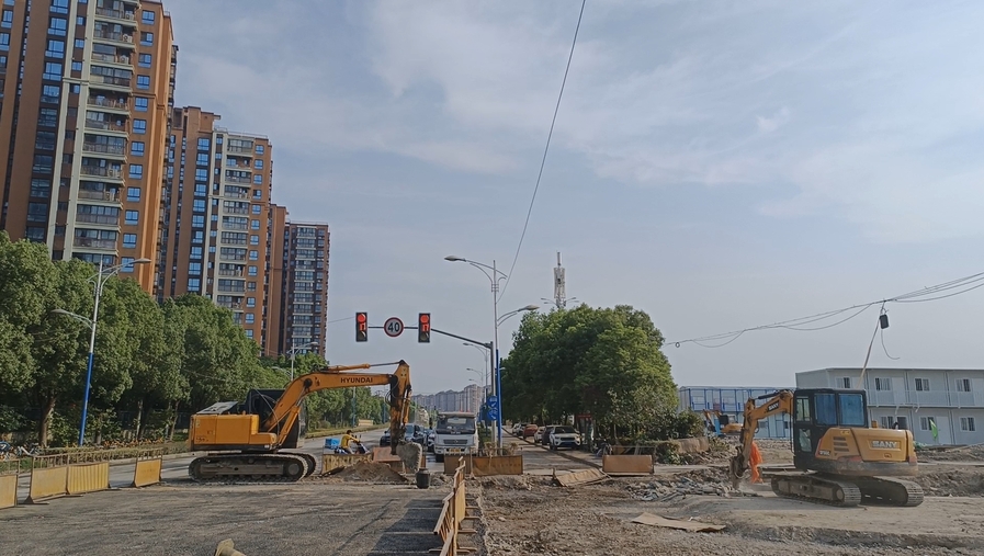 围挡|曝松江一大型商品房工地漫天灰尘无围挡 一旁小区遭殃