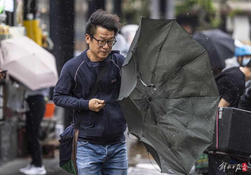 实拍!申城风雨来袭街头伞花飞舞 路人百态——上海热线