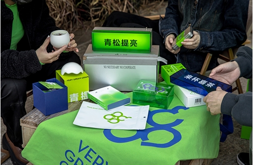 |喜茶为年度爆品推出联名周边,万物皆可多肉青提