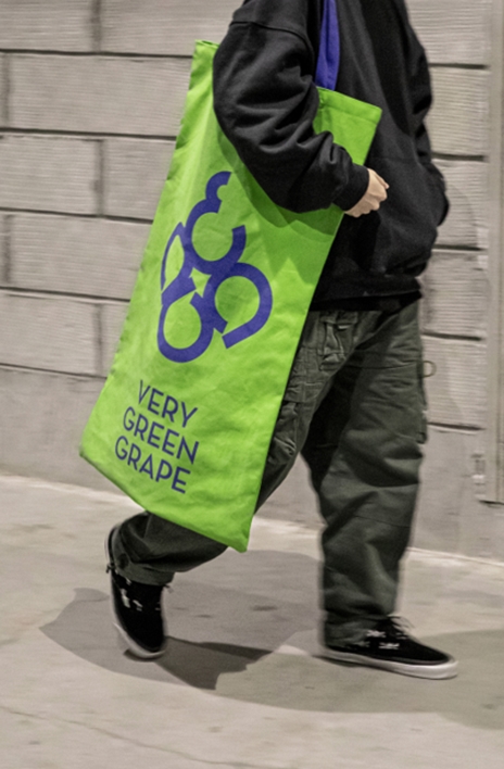 |喜茶为年度爆品推出联名周边,万物皆可多肉青提