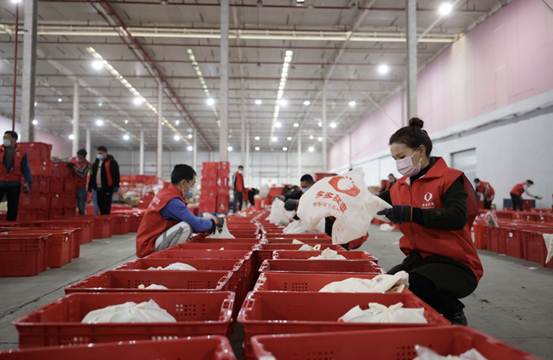 |居民互帮互助、齐心抗疫!在上海,一万多份“爱心食材盲盒”正送往居民手中