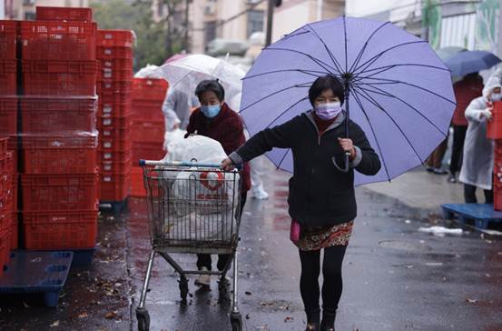 |居民互帮互助、齐心抗疫!在上海,一万多份“爱心食材盲盒”正送往居民手中