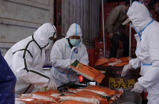 |居民互帮互助、齐心抗疫!在上海,一万多份“爱心食材盲盒”正送往居民手中