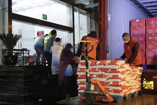 |居民互帮互助、齐心抗疫!在上海,一万多份“爱心食材盲盒”正送往居民手中