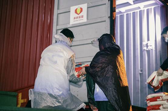 |居民互帮互助、齐心抗疫!在上海,一万多份“爱心食材盲盒”正送往居民手中