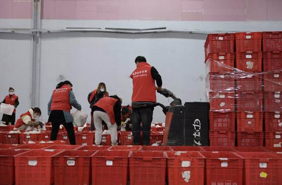 |居民互帮互助、齐心抗疫!在上海,一万多份“爱心食材盲盒”正送往居民手中