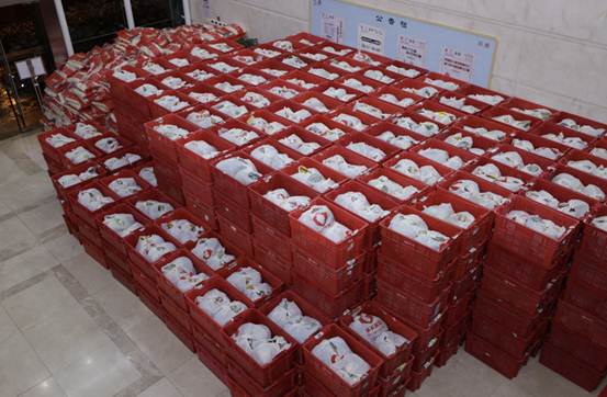 |居民互帮互助、齐心抗疫!在上海,一万多份“爱心食材盲盒”正送往居民手中