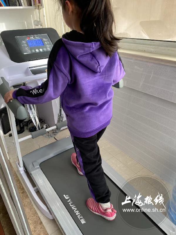 |疫情期间居家办公和网上学习的小朋友 健康学习两不误