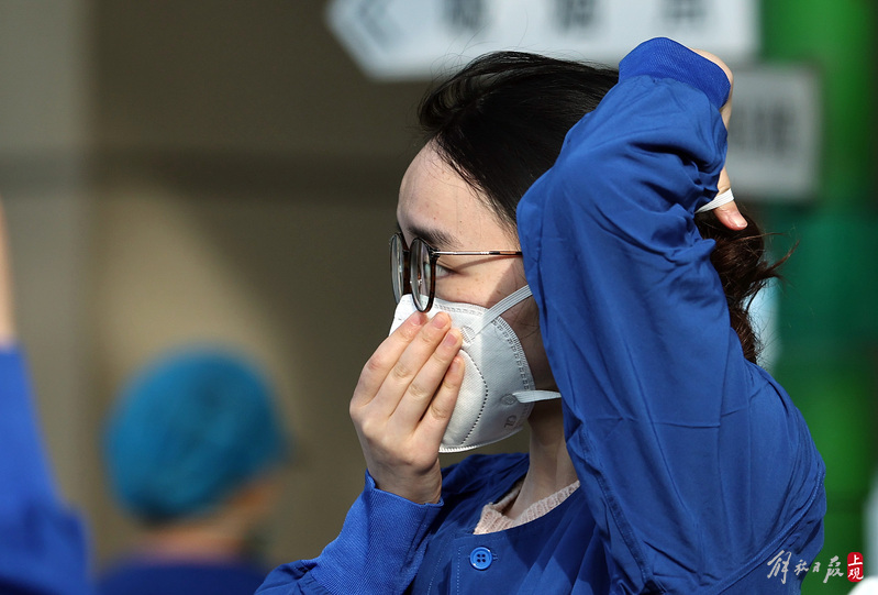 核酸|抗疫不分昼夜!直击沪上那些最美的女孩们穿大白