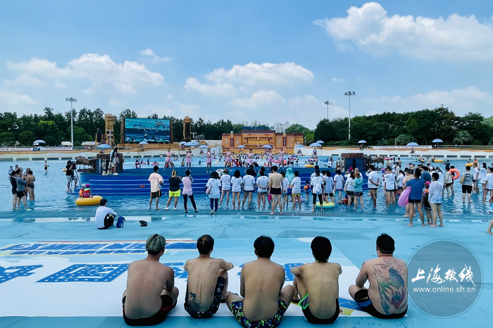 水滑道|实拍!沪上市民玛雅水公园戏水消暑!潜水区惊现＂美人鱼＂…