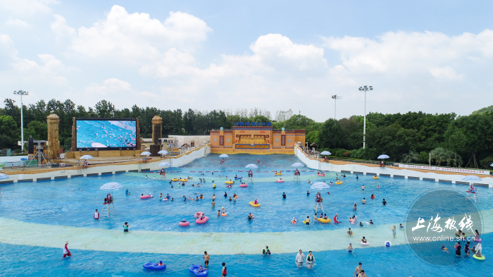 水滑道|实拍!沪上市民玛雅水公园戏水消暑!潜水区惊现"美人鱼"…