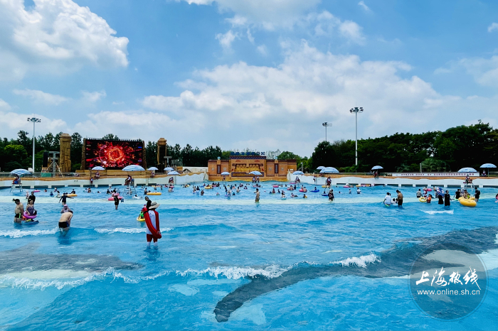 水滑道|实拍!沪上市民玛雅水公园戏水消暑!潜水区惊现"美人鱼"…
