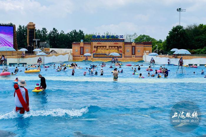 水滑道|实拍!沪上市民玛雅水公园戏水消暑!潜水区惊现＂美人鱼＂…