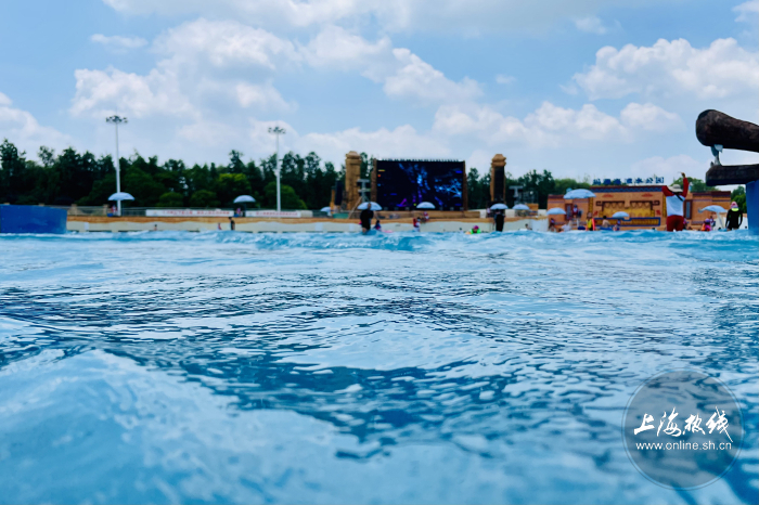 水滑道|实拍!沪上市民玛雅水公园戏水消暑!潜水区惊现＂美人鱼＂…