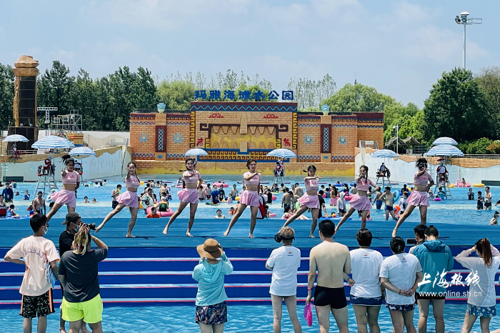 水滑道|实拍!沪上市民玛雅水公园戏水消暑!潜水区惊现＂美人鱼＂…