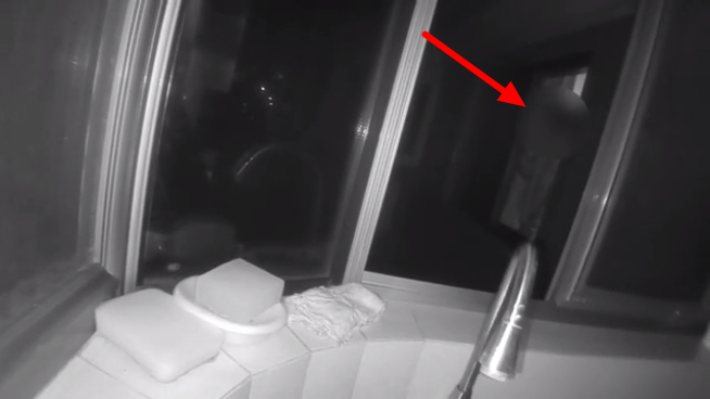 破门|上海女生反锁房门欲跳楼?宝山警察叔叔神勇了