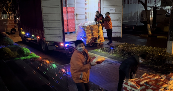 |居民互帮互助、齐心抗疫!在上海,一万多份“爱心食材盲盒”正送往居民手中