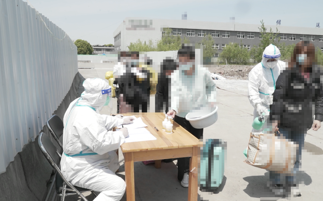 出院|行李,手,脚都要消杀!直击沪又一批患者康复出院