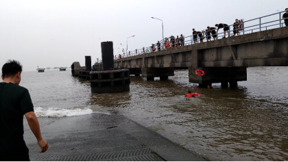 海警|惊险!上海突发游客下海游野泳遇落潮 结果…