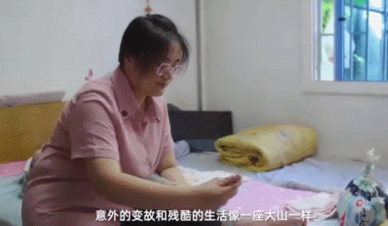 女孩|爸爸离世，妈妈瘫痪活不过7年！12岁女孩每天凌晨的举动看哭网友