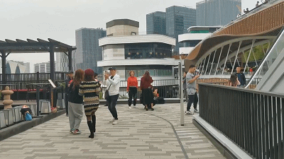 黄金城道|N个阿姨 1个爷叔！继前滩后，上海“拍照团”又转战市中心这条网红步道