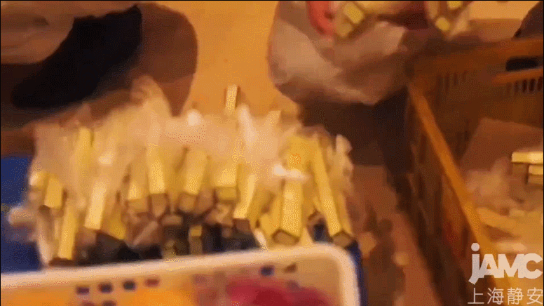 学校|上海一商场封楼2天,700多人怎么办?五星级酒店送早餐,美发店免费洗剪染,商铺共享物资