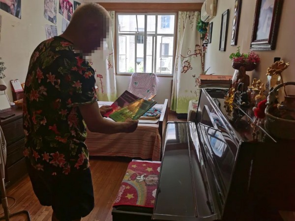 治安管理处罚法|上海阿婆在家弹琴，遭邻居贴条敲锣抗议！究竟谁打扰了谁？