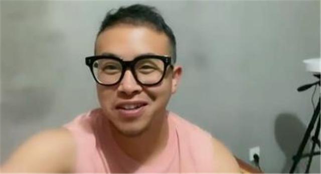 装修|90后小伙买二手毛坯房不装修就入住，屋里仅一张床？网友：厉害