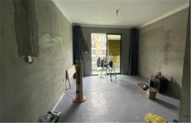 装修|90后小伙买二手毛坯房不装修就入住，屋里仅一张床？网友：厉害