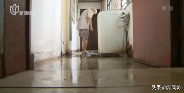 邻居|沪上这位老伯太难了！邻居天天走廊排污水，回家堪比过河…