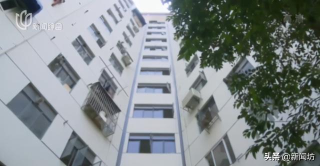 邻居|沪上这位老伯太难了！邻居天天走廊排污水，回家堪比过河…