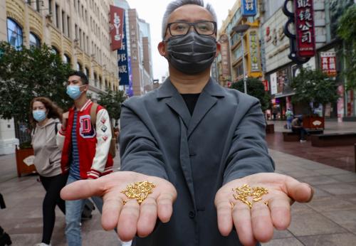 黄浦江|惊呆!500克黄金制成1000颗纯金大米,被艺术家扔进黄浦江?网友炸锅