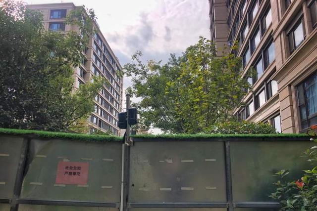 围挡|2米高铁皮围挡隔开同一小区,两边业主为何均苦不堪言?