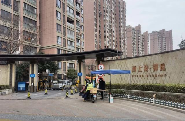 街坊路|惊悚!两次火灾,消防车开不进!沪上小区“惊魂铁门”,5年隔断“生命路”