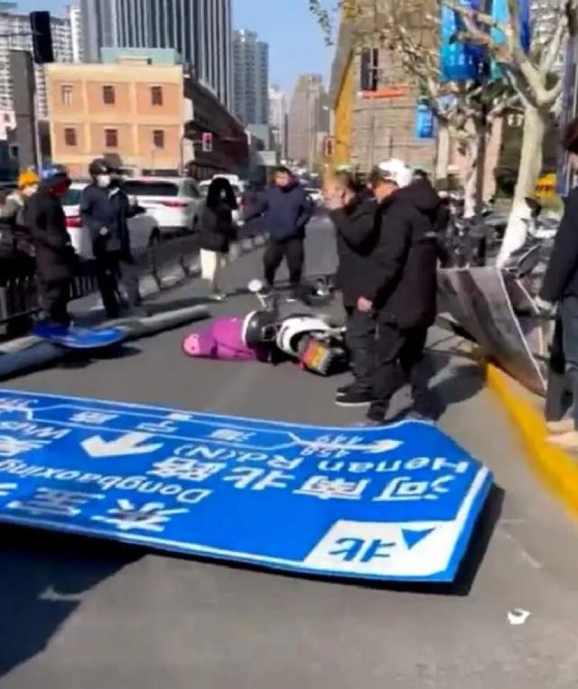 女子被|吓人！上海一道路指示牌轰然倒下！女子被砸伤仍在救治