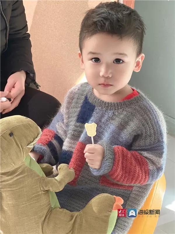 图源|奶奶为孙子织出14000元大牌同款毛衣！网友：无价之宝